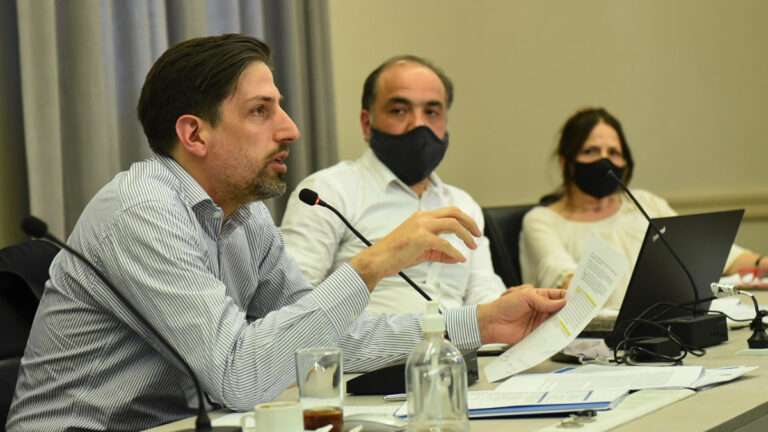 «No se van a cerrar las escuelas», dijo Trotta