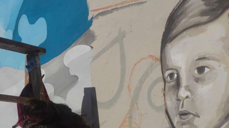 El “alumno Busto” acompañará desde un mural a la comunidad de la Escuela San Martín