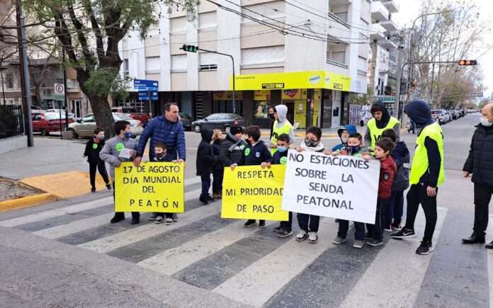 Día Mundial del Peatón: estudiantes concientizaron sobre Educación Vial