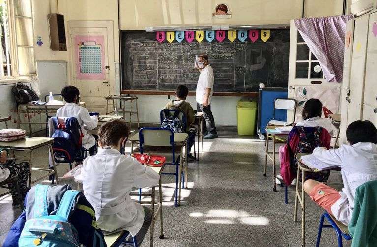 Pobreza y escuela: solo el 14% de estudiantes pobres logran buenos desempeños