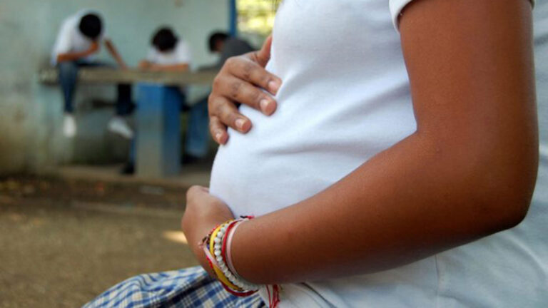 A la escuela embarazada: ¿Qué hacen las escuelas para evitar la deserción?