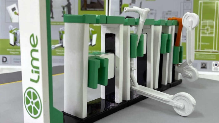 Estudiantes diseñaron estación de carga para monopatines eléctricos