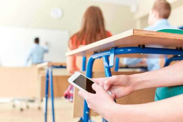 Italia prohibió el uso de celulares en clase