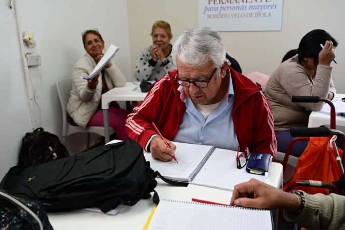 hogar de ancianos estudiando
