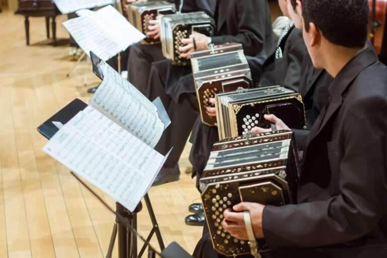 De la pizarra al atril: la propuesta de dos estudiantes para recuperar la oralidad en el tango