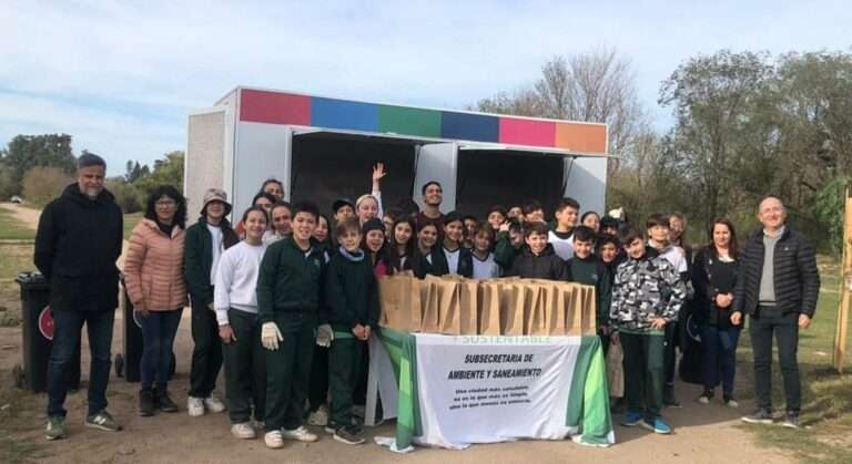 Día Mundial del Ambiente: Estudiantes del Mariano Moreno plantaron árboles junto a la Municipalidad