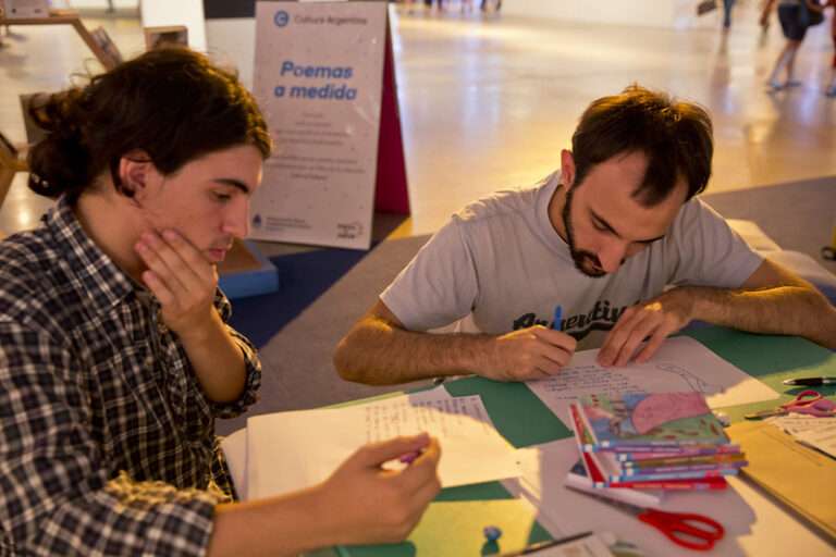 Estudiantes pueden participar de concurso nacional de escritura con premios de hasta $120 mil