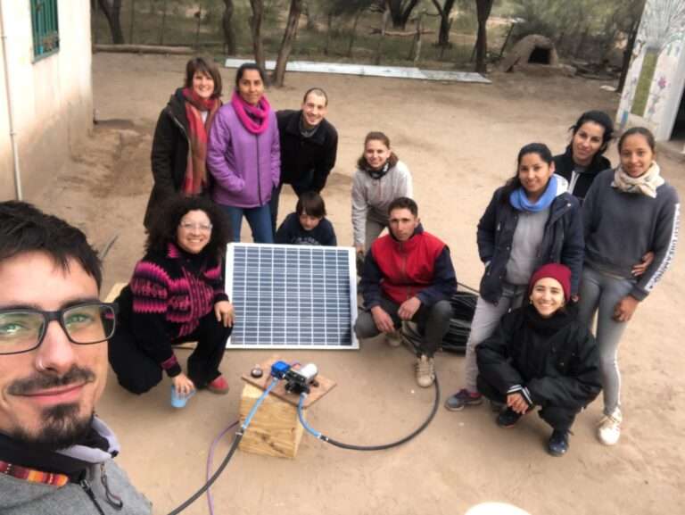 Con energía solar, instalaron un sistema de distribución de agua en una escuela rural