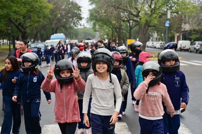 Niños y niñas de cuarto grado marcharon “con casco” por la seguridad vial