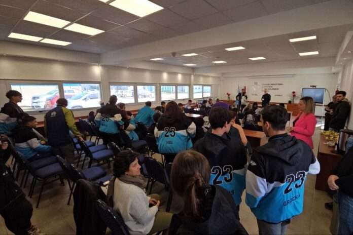 accastello con estudiantes