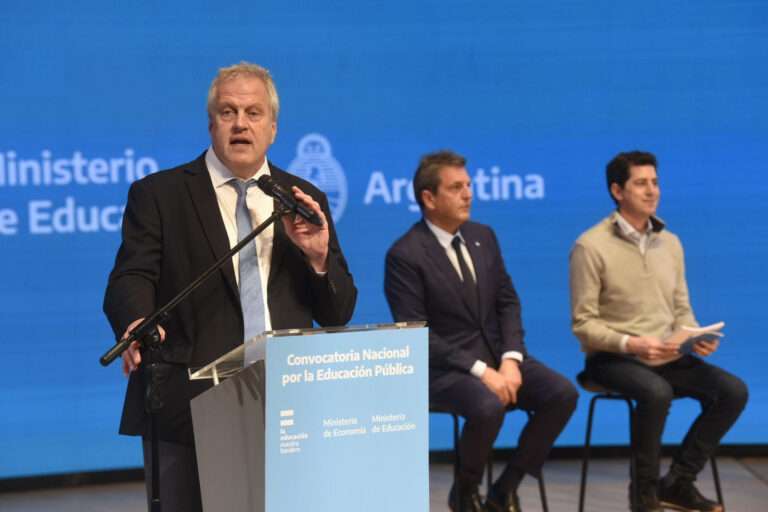 Perczyk advierte que Milei y otros opositores plantean “retroceder 140 años en políticas educativas”