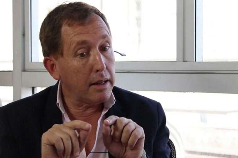 Legislador propone poner topes a aumentos de los aranceles en las escuelas