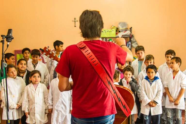 Pueblos fumigados: “Canciones urgentes” de la tierra convocan a destacados artistas a una escuela rural de San Marcos Sud