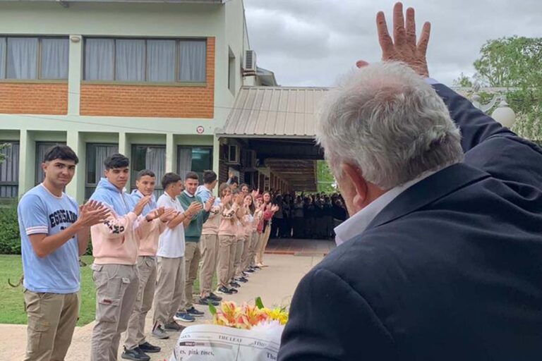 Reflexiones de un director jubilado que se fue aplaudido por estudiantes: “Las escuelas agrotécnicas le dan un mayor sentido de pertenencia”