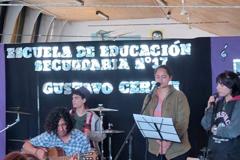 La primera escuela argentina que lleva el nombre de “Gustavo Cerati”: “Un momento trascendental para los estudiantes”