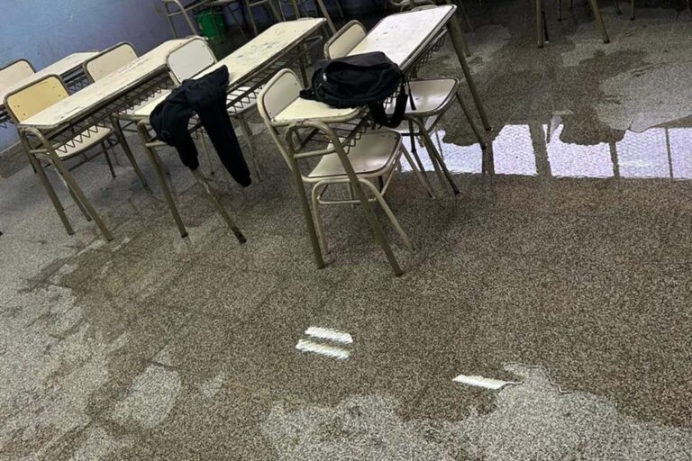 La lluvia hizo suspender actividades en el IPET 56: pasillos inundados y aulas con profundas goteras