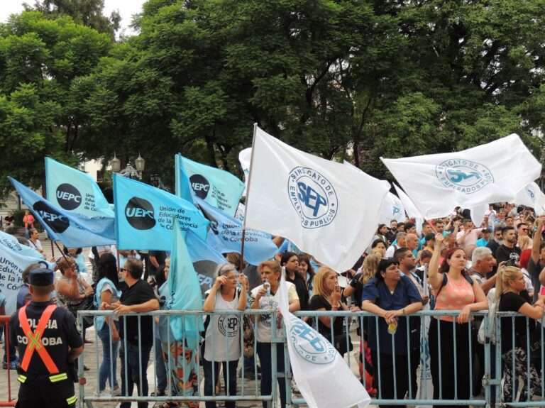 UEPC marchó con gremios estatales por despidos en la Provincia