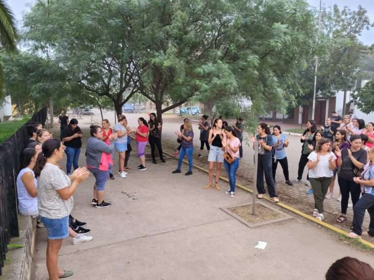 Tissera “quiere” y “puede” volver a la escuela pero llaman a las familias a manifestar su descontento