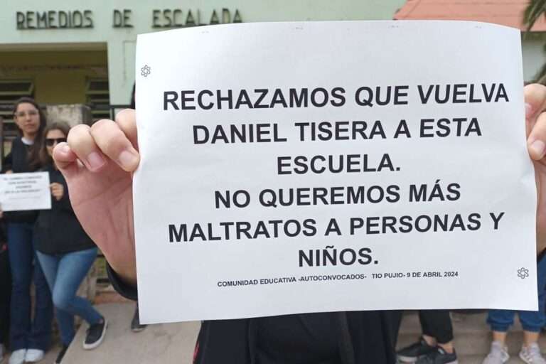 Familias de la Escuela de Tío Pujio exigieron una respuesta “urgente” a su negativa de que vuelva Tissera
