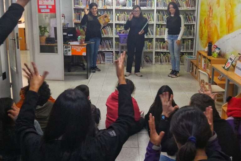 “Dedos que cuentan”: Cuentos para niños sordos en la Biblioteca Mariano Moreno