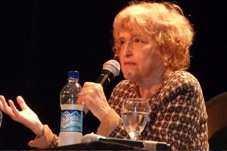 Adriana Puiggrós: “La desescolarización es parte de la destrucción del Estado”