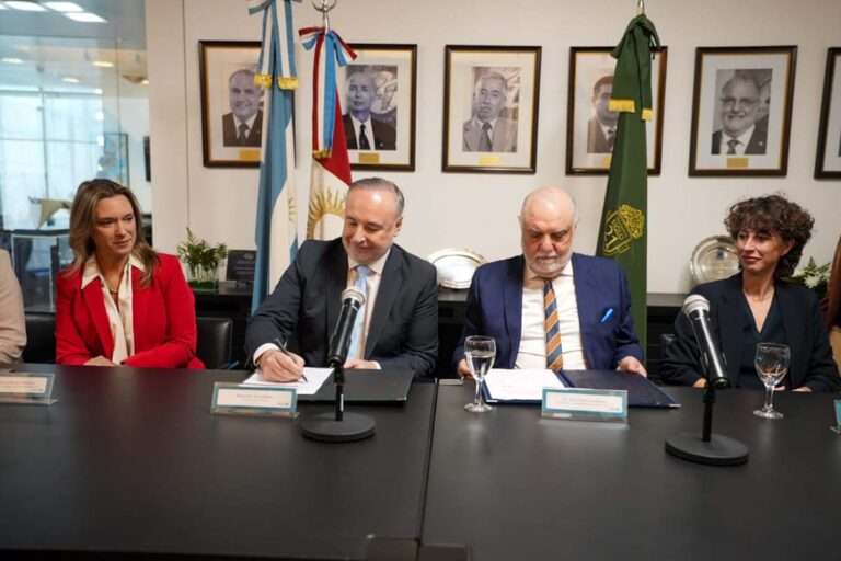 Siglo 21 rubricó convenio con la Municipalidad para la construcción de un Campus en el Parque Industrial