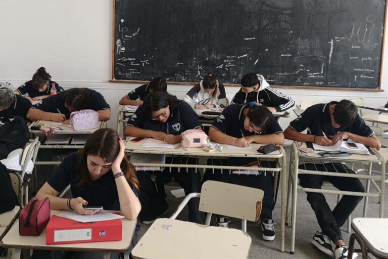 Renovación curricular: sólo el anuncio, cinco programas, pocas precisiones y rechazo de CTERA