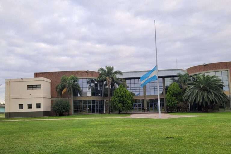 La muerte del Papa Francisco: las banderas a media asta en los colegios católicos de Villa María y no se suspenden clases