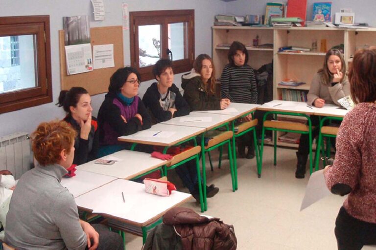 “Escuela para familias”: contención y respuestas a problemáticas sociales que retumban en el aula