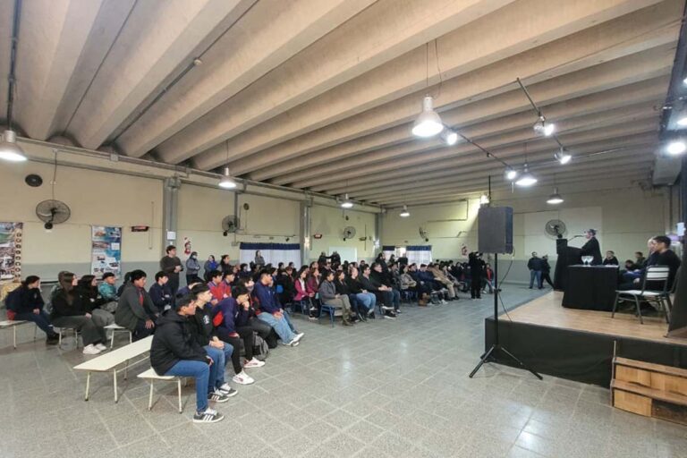 Salud mental: Psicólogo/as y Trabajador/ra Social, en dupla, desembarcan en diez escuelas