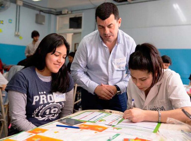 Jóvenes y Adultos: Taller de Finanzas para estudiantes secundarios