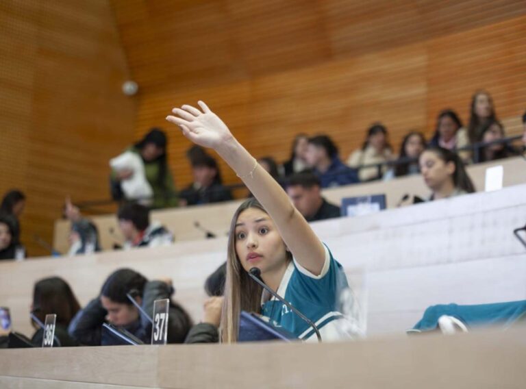 Parlamentos Estudiantiles fortalecen la participación a través de la investigación y el debate