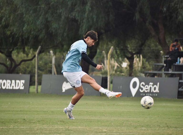 Estudiar y jugar al fútbol: Martín navega, entre apuntes de la UNC, por el lateral izquierdo de un barco “pirata”