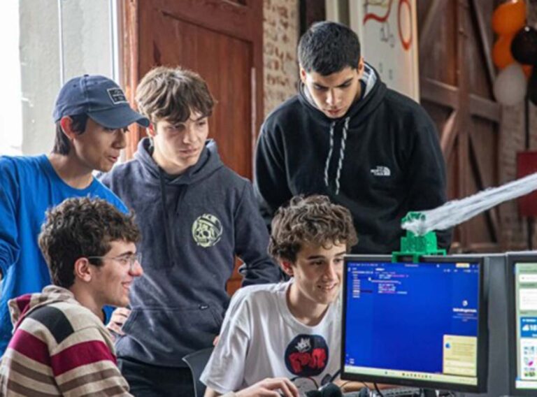 La comunidad del Leibnitz y Educación municipal cerraron las Olimpiadas de Programación 2025