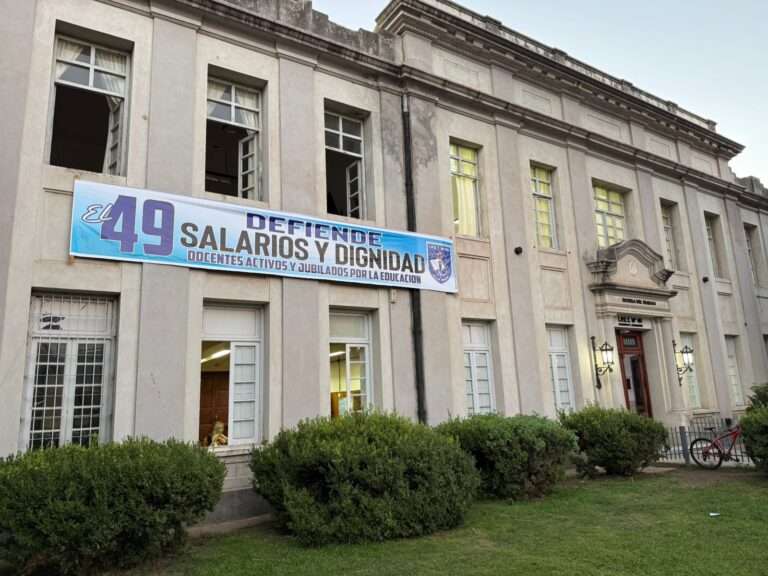 Paro docente: comenzó con alto acatamiento el primer día de huelga por recomposición salarial