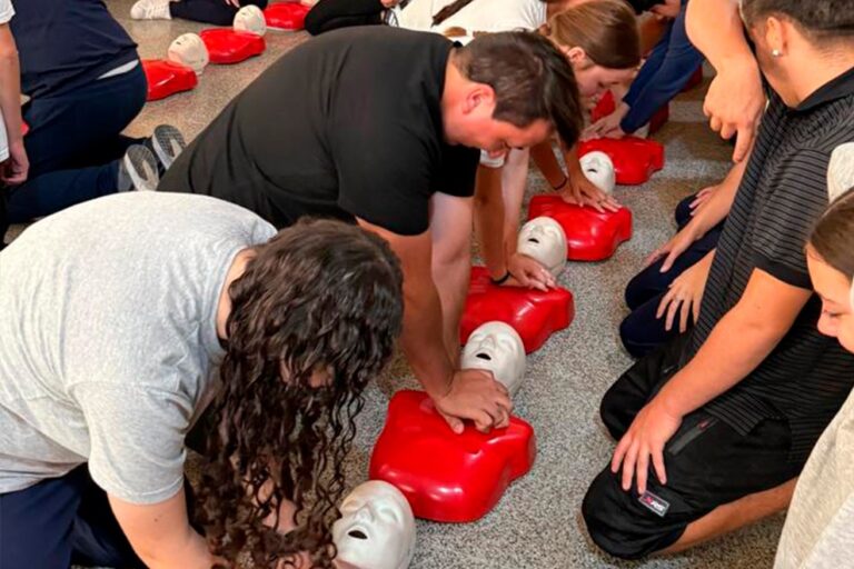 Estudiantes secundarios se capacitan en RCP en el territorio provincial