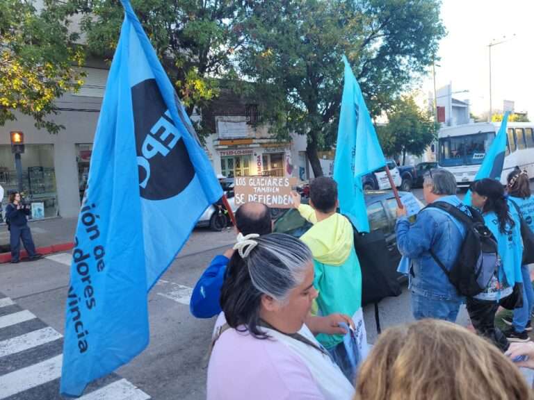 Salario docente: Llaryora ofreció 40% anual, no atado a recaudación, a pagarse «todos los meses»