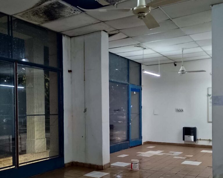 La lluvia agudizó el ingenio docente en el CENMA MAO: dictan clases en áreas improvisadas mientras esperan arreglos