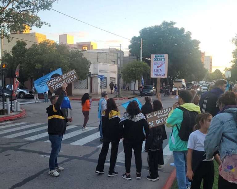 Salario docente: en horas de “conciliación”, protesta en el Sarmiento, y expectativas, de la UEPC