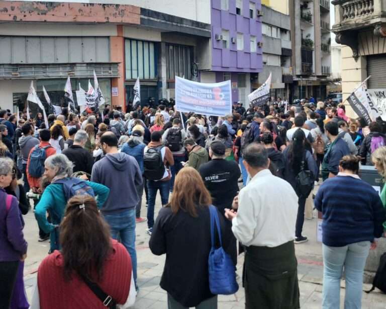 Salario docente: con fuerte custodia policial en las afueras, UEPC aprobó por mayoría la propuesta de Llaryora