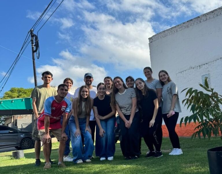 Un “rayito” universitario llevando “esperanzas” a un merendero