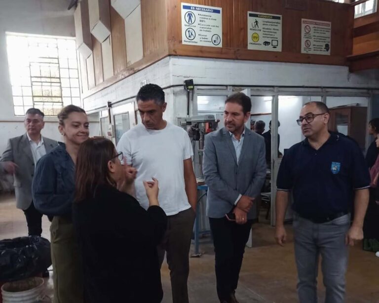 Escuela del Trabajo: Suárez (Director General), en su visita, confirmó que Nación no envía fondos