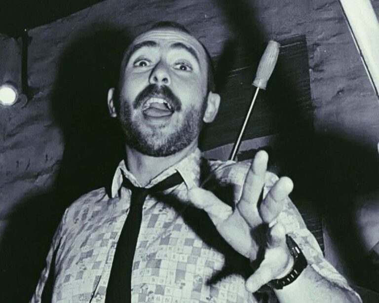 La “gira” del Indio Solari, el rockero de camisa: “Varios autos, con vidrios bajos, escuchando a los Redondos en Villa María”