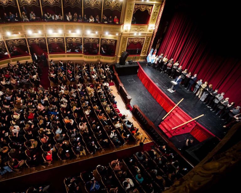 Continúa la exaltación de Llaryora ante el liderazgo de Córdoba en Aprender 2025 y reconoció a docentes