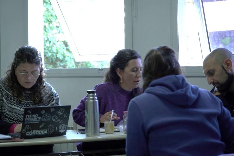 Formación de futuros docentes: Propuesta oficial para estudiantes del último año de los IFD