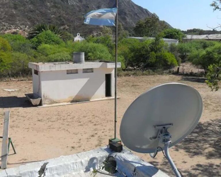 El convenio con Starlink: Conectar a escuelas rurales costará casi el triple de lo que cobra ARSAT