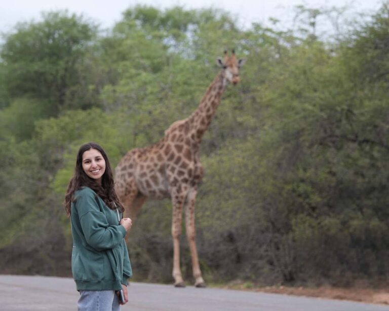 Sueños que florecen en la sabana: Experiencias de una bióloga y un grupo de villamarienses en África