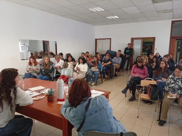 Salario docente: Asamblea en UEPC debatió la necesidad de reapertura paritaria y ahora la voz está en las escuelas